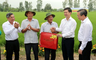 Lãnh đạo TP Cần Thơ trồng cây, thăm đồng và tặng quà nông dân