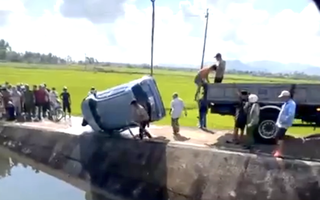 Phát hiện thi thể đôi nam nữ cùng ô tô chìm dưới đập nước