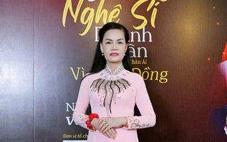 Hoa hậu Nhân ái Đậu Hằng Nga mặc áo dài quảng bá văn hóa Việt