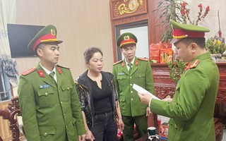 Bắt khẩn cấp người phụ nữ thu tiền gửi xe trái phép người đi lễ đầu năm