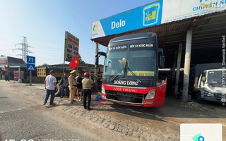 Hành khách vật vờ dưới nắng vì xe khách hỏng, người nhà cầu cứu trên Facebook