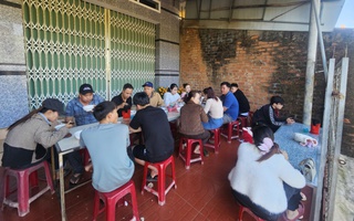 Hàng quán ở Gia Lai đông nghịt khách sau Tết