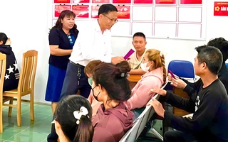 Đi làm giấy tờ nhà đất, người dân bất ngờ được lì xì năm mới