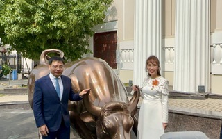 Tỉ phú Nguyễn Thị Phương Thảo xuất hiện tại lễ đánh cồng khai xuân chứng khoán