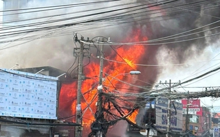 Lãnh đạo phường thông tin vụ cháy đồ gỗ Toàn Cầu ở đường Đỗ Xuân Hợp