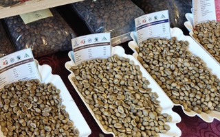 Giá cà phê hôm nay 24-2: Đi xuống, ông lớn cà phê than giá cao