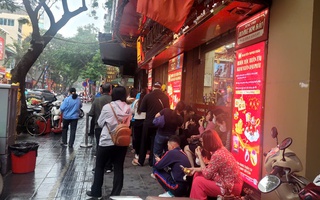 Người dân đội mưa xếp hàng chờ mua vàng trước ngày vía Thần Tài