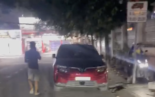 Trần tình của tài xế đỗ ô tô gây bức xúc cho người dân