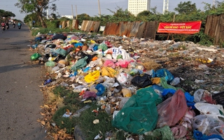 Biển cấm cứ cắm, rác vẫn cứ xả!