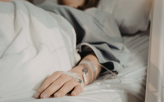 Tử vong sau truyền dịch tại nhà, nghi sốc phản vệ