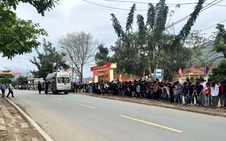 Xúc động cảnh hàng nghìn học sinh nghiêng mình tiễn biệt thầy hiệu trưởng