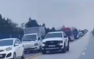 Bất ngờ danh tính tài xế bán tải đi vào làn ngược chiều, liên tục nháy đèn pha trên cao tốc