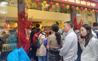 Người dân xếp hàng từ sáng đến trưa chờ mua "bạc ngựa"