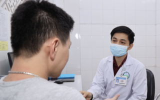 Nam sinh 18 tuổi mắc sùi mào gà sau quan hệ đường hậu môn