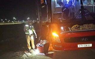 Xe khách 23 chỗ chở 40 người, chủ và tài xế bị phạt hơn 127 triệu đồng