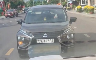 Clip ô tô ngang nhiên dừng án ngữ làn ngược chiều giữa phố biển Quy Nhơn gây bức xúc