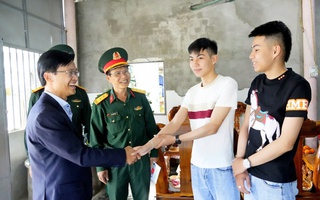 Những cặp anh em song sinh tình nguyện nhập ngũ