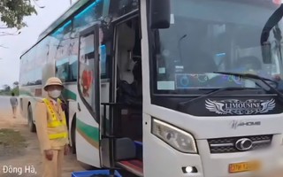 Phát hiện vi phạm trên chiếc xe khách đang lưu thông qua Quảng Trị 
