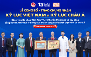 Bệnh viện Tâm Anh lập kỷ lục châu Á phẫu thuật não và cột sống bằng robot AI