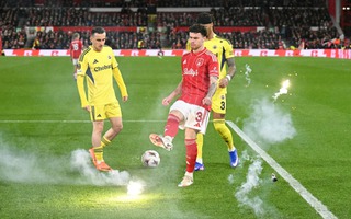 Hỗn loạn “phút mở màn” cuộc so tài ở Europa League