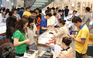 Cuối ngày 26-2, giá vàng miếng SJC bất ngờ giảm, khách nhộn nhịp đi mua