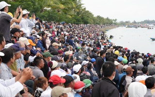 Hàng ngàn người dân Đà Nẵng quây kín bờ sông xem hội đua thuyền