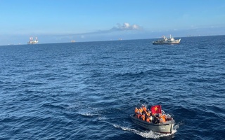 Những lá phiếu bầu cử đầu tiên giữa trùng khơi