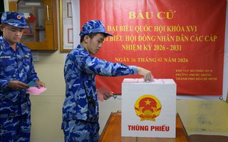 Cử tri tàu CSB 6008 bỏ phiếu bầu cử ngay trên biển
