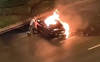 Lỗi cửa xe điện Xiaomi SU7 khiến tài xế tử vong trong đám cháy ở Trung Quốc