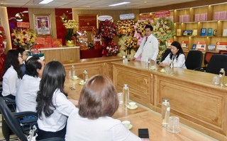 Báo Người Lao Động thăm, chúc mừng đội ngũ y, bác sĩ nhân Ngày Thầy thuốc Việt Nam