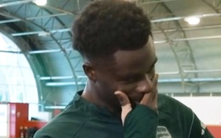 Saka kìm nén nước mắt khi nhận quà đặc biệt trong ngày trọng đại