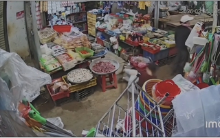 CLIP: Cô gái bất ngờ ngất xỉu sau khi tiếp xúc 2 người phụ nữ bịt mặt