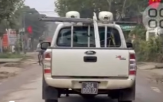 Ô tô biển xanh bị phạt 38 triệu đồng sau phản ánh của người dân