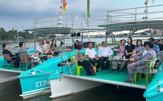 CLIP: Du khách chi tiêu quá thấp, Cần Thơ họp trên tàu tìm giải pháp tháo gỡ