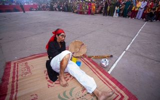 4 giờ sáng, cả làng í ới gọi nhau ra đình xem diễn trò