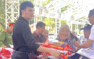 NSƯT Kim Tiểu Long trao 10 tấn gạo và quà tặng nông dân nghèo tại Lâm Đồng