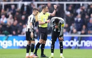 Sao Newcastle nôn ngay trên sân, bác sĩ yêu cầu thay khẩn cấp