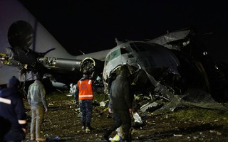 Máy bay chở tiền lao ra đường, hàng chục người thương vong ở Bolivia