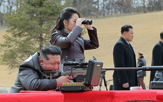 Con gái nhà lãnh đạo Triều Tiên Kim Jong-un khai hỏa súng bắn tỉa