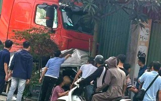 Xe đầu kéo va chạm ô tô con rồi lao lên vỉa hè tông chết người ngồi bên đường