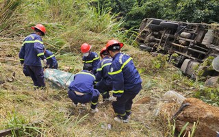 Xe tải lao xuống vực đèo Bảo Lộc, tài xế tử vong trong cabin