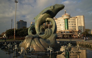 Cá Ông bằng đồng đỏ nặng đến 50 tấn đã an vị tại Vũng Tàu 