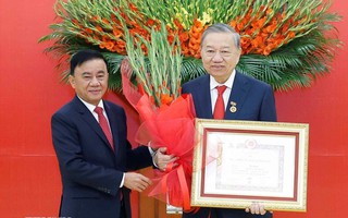 Trao Huy hiệu 45 năm tuổi Đảng tặng Tổng Bí thư Tô Lâm