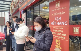 Cửa hàng ra thông báo hết hàng, cả trăm người vẫn ngồi đợi mua vàng, bạc