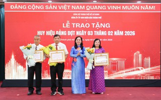 Đảng bộ UBND TPHCM trao Huy hiệu Đảng cho 45 đảng viên