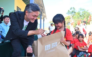 UNIQLO mang áo ấm trao tặng cho người dân tại Quảng Trị