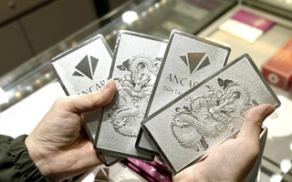 Cuối ngày 3-2, giá bạc phục hồi nhanh nhưng nhiều người vẫn khóc ròng vì "đu đỉnh"