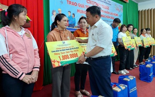 Hàng trăm phần quà Tết nghĩa tình đến với công nhân lao động