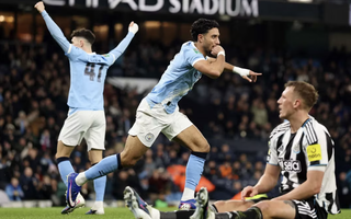 Biến Newcastle thành cựu vương, Man City vào chung kết League Cup
