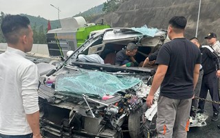 Xế hộp hư hỏng nặng sau cú tông xe hút rác trên cao tốc, tài xế may mắn sống sót